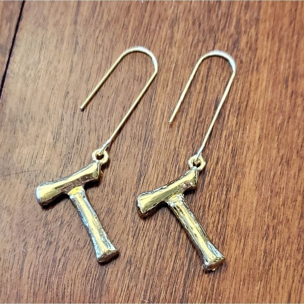 INITIAL T dangle‎ earrings